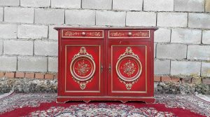 Mueble auxiliar antiguo policromado Pequeño aparador pintado de rojo