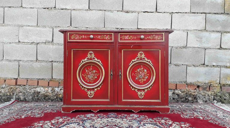 Mueble auxiliar antiguo policromado Pequeño aparador pintado de rojo