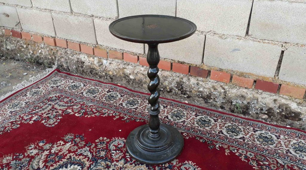 Velador antiguo, columna salomónica. | El Viejo Odeón