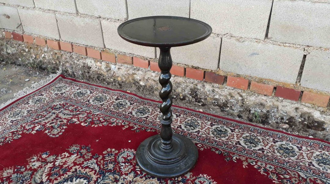 Velador antiguo, columna salomónica. | El Viejo Odeón