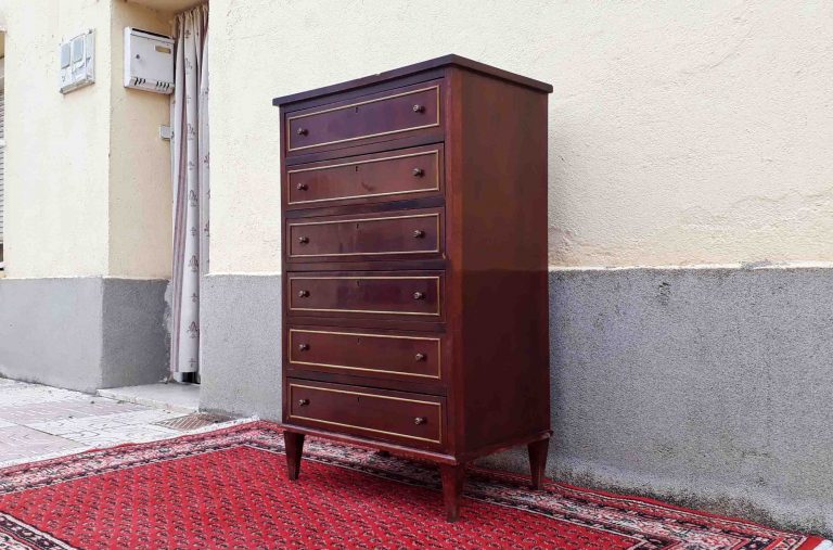 Sinfonier antiguo estilo inglés. Cómoda alta antigua vintage. Cajonera