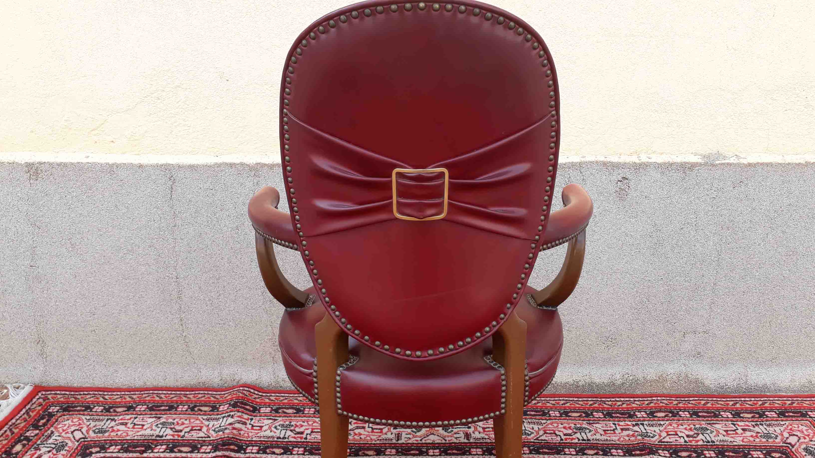 Silla descalzadora antigua vintage color granate. Silla para tocador