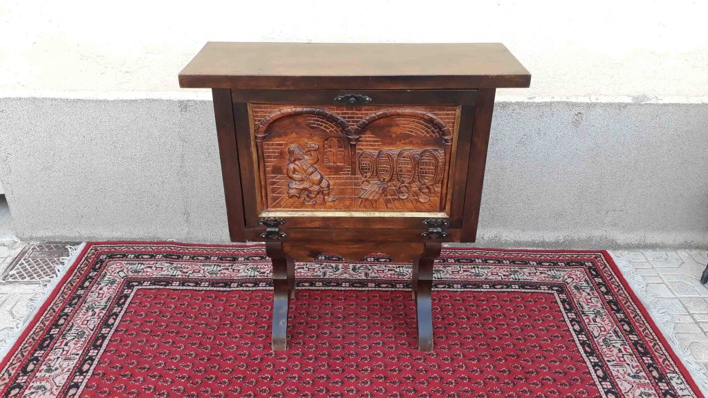 Mueble bar antiguo de madera tallada. | El Viejo Odeón