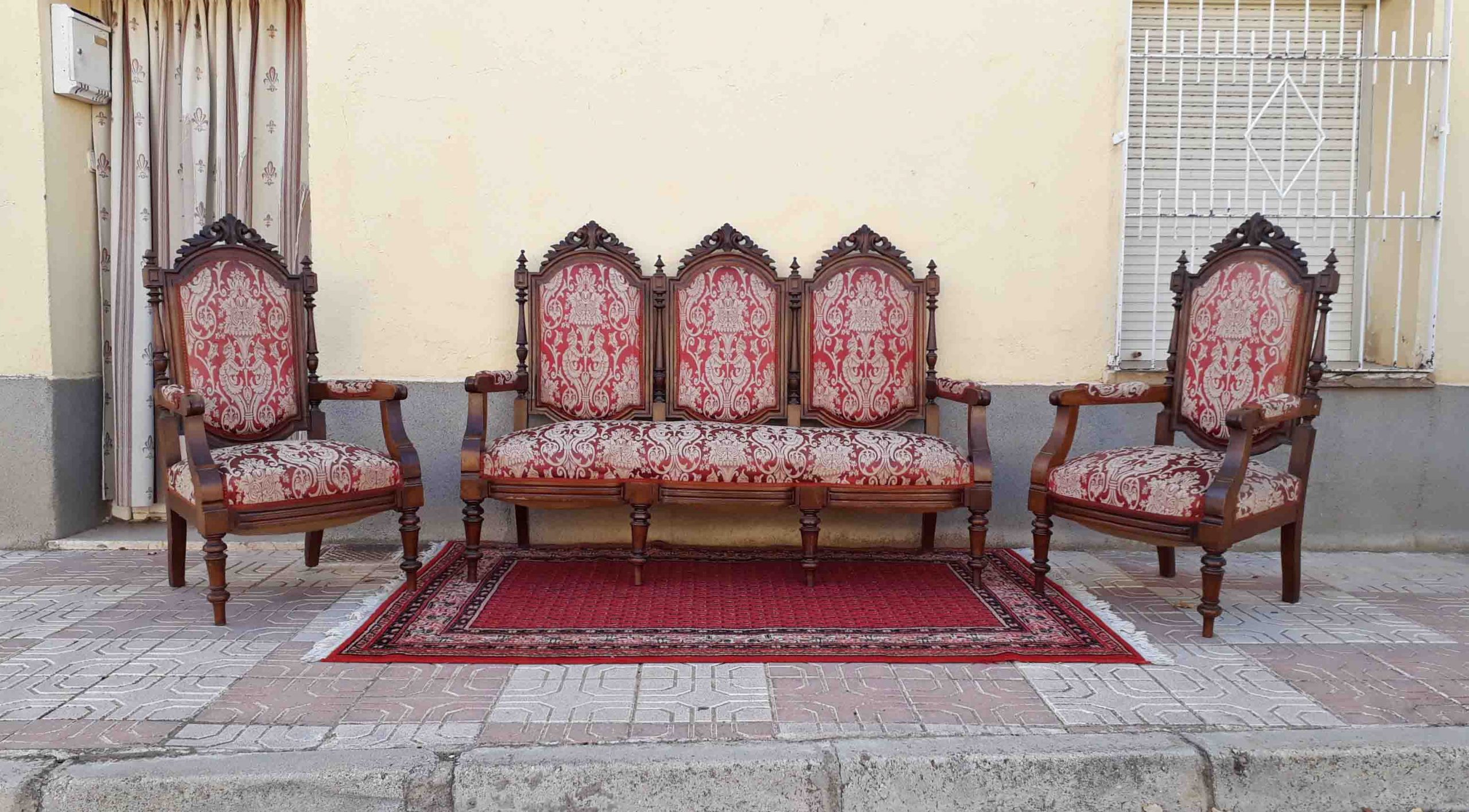 Tresillo sofá antiguo estilo alfonsino + 2 butacas antiguas estilo  isabelino. Dos sillones antiguos. | El Viejo Odeón
