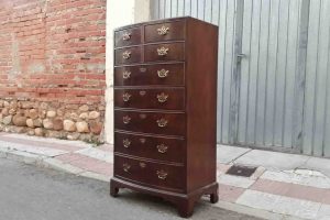 Sinfonier antiguo estilo inglés. Cómoda alta antigua estilo georgiano