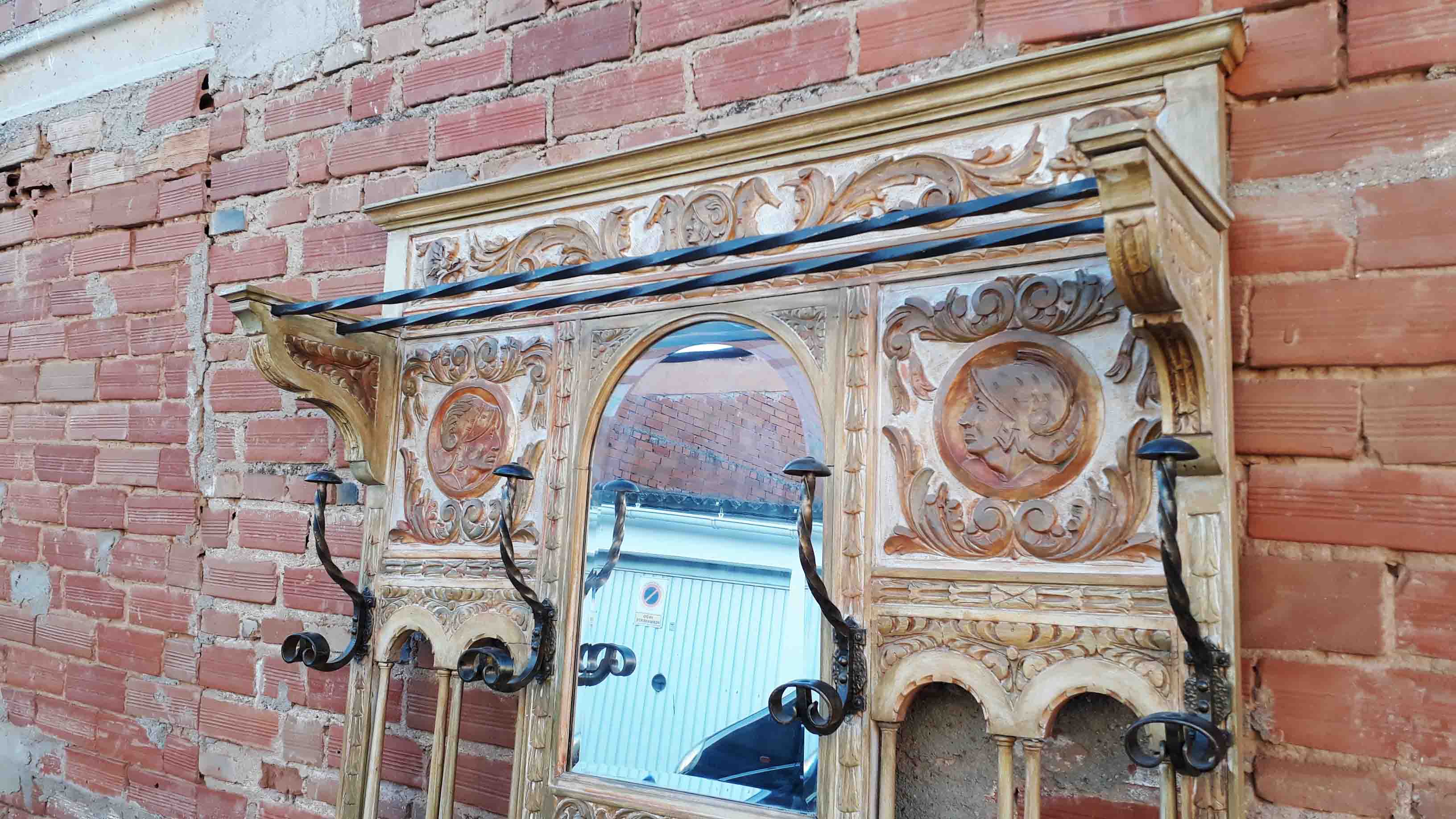 Recibidor antiguo estilo renacimiento. Mueble de entrada perchero