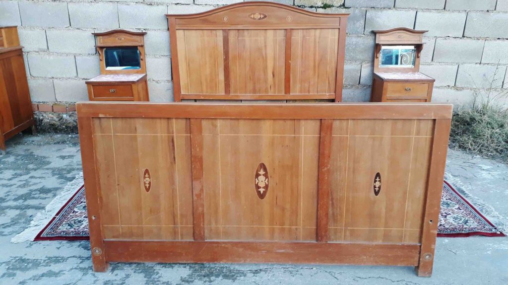 Cama antigua estilo modernista con mesillas de noche estilo inglés