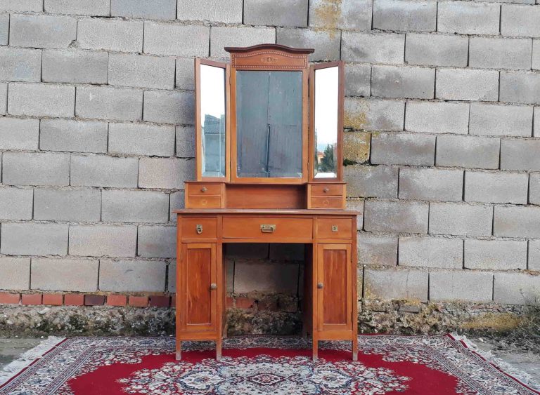 Tocador antiguo estilo inglés eduardiano. Tocador antiguo estilo