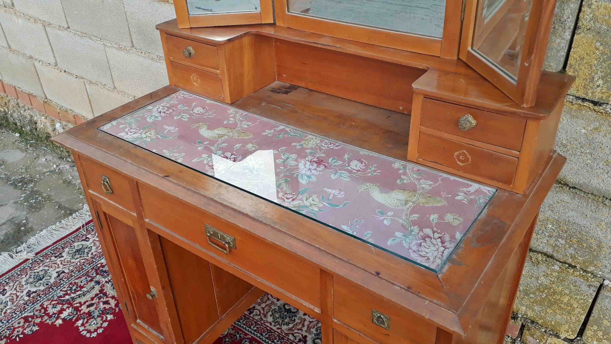 Mueble tocador antiguo estilo inglés eduardiano.