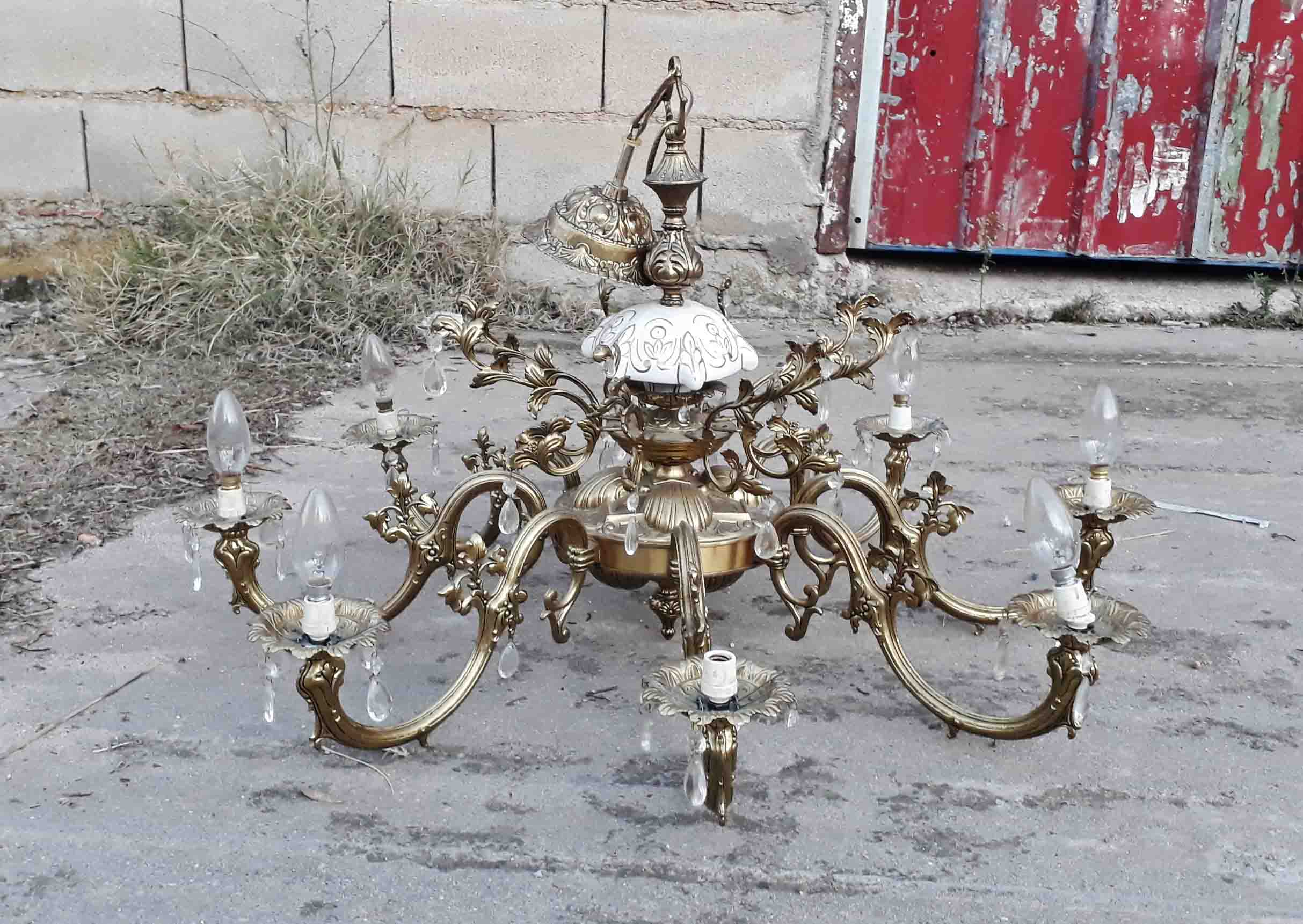 Deshacer Hombre rico Contar Gran lámpara de araña antigua estilo Luis XV. Lámpara de techo dorada de  bronce y porcelana. | El Viejo Odeón