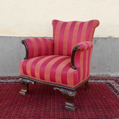 Butaca pequeña antigua vintage. Pequeño sillón silla descalzadora antigua  vintage moqueta vainilla.