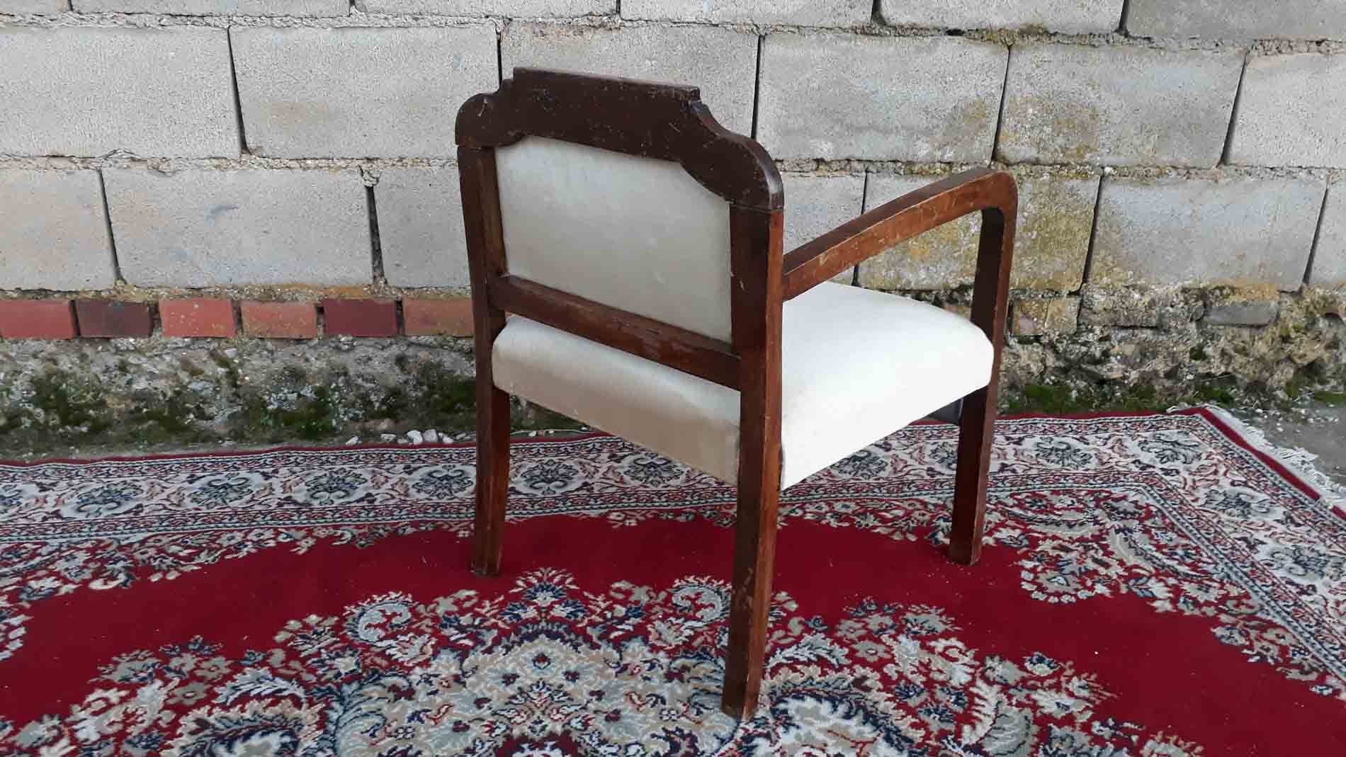 Pequeña silla descalzadora antigua estilo art decó. Butaca sillón  descalzador vintage.