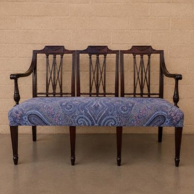 Sofá antiguo estilo inglés Victoriano. Mueble Banco Sofá antiguo estilo Luis XVI.