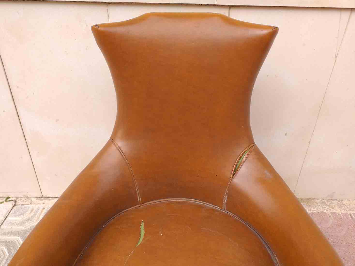 Butaca pequeña antigua vintage. Pequeño sillón silla descalzadora antigua  vintage moqueta vainilla.