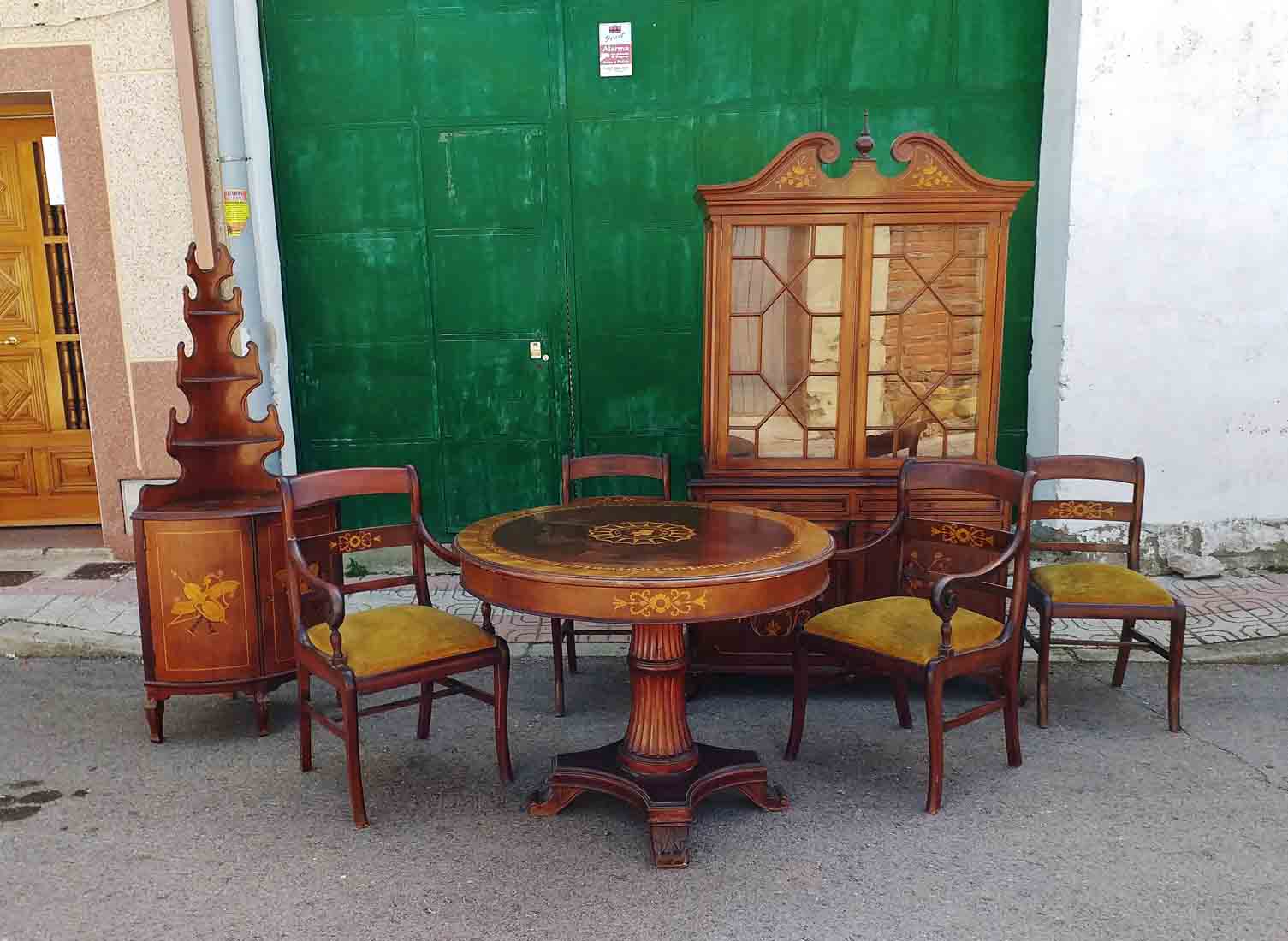 Conjunto salón comedor estilo inglés. Vitrina, mesa antigua, 4 sillas  antiguas, mueble bar rinconera.