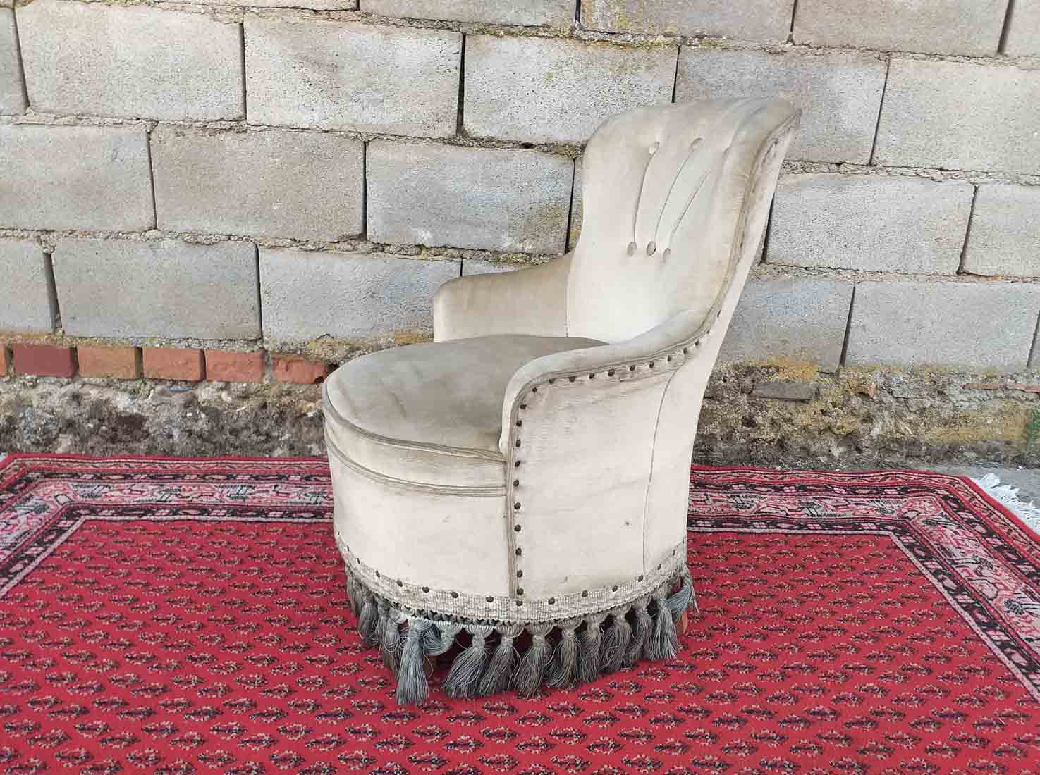 Arrugas oasis Enajenar Butaca pequeña antigua vintage. Pequeño sillón silla descalzadora antigua  vintage moqueta vainilla. | El Viejo Odeón