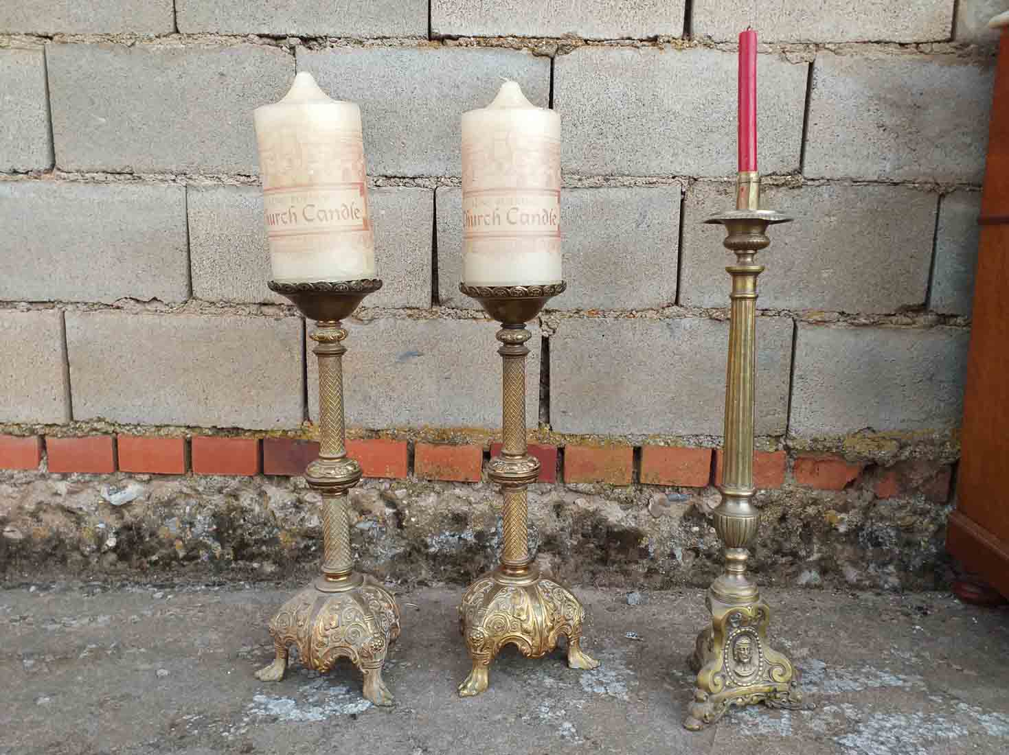 Conjunto de candelabros de iglesia antiguos de bronce. | El Viejo Odeón