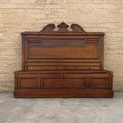 Banco antiguo estilo isabelino. Escaño antiguo, sofá banco baul arcón arca estilo alfonsino.