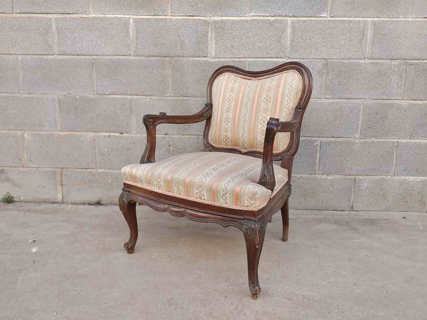 Silla descalzadora antigua estilo isabelino. Butaca sillón antiguo vintage  descalzador estilo Luis XV.