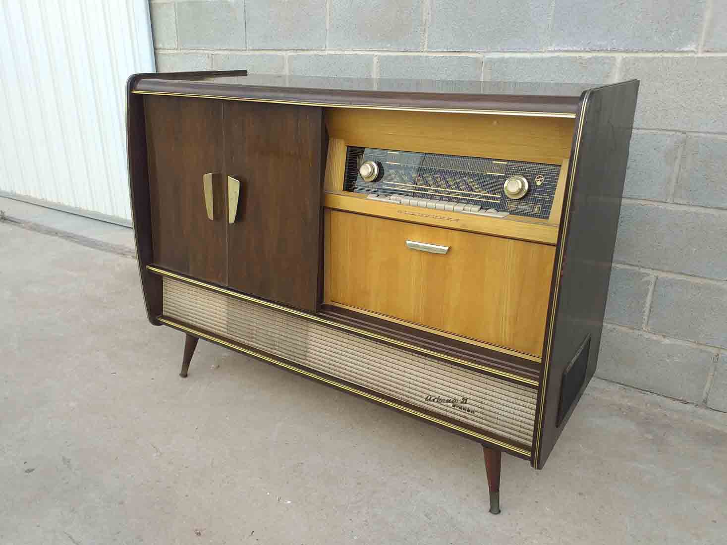 Mueble tocadiscos antiguo Blaupunkt estilo danés 1950. Aparador con radio  antigua Arkona 21 vintage.