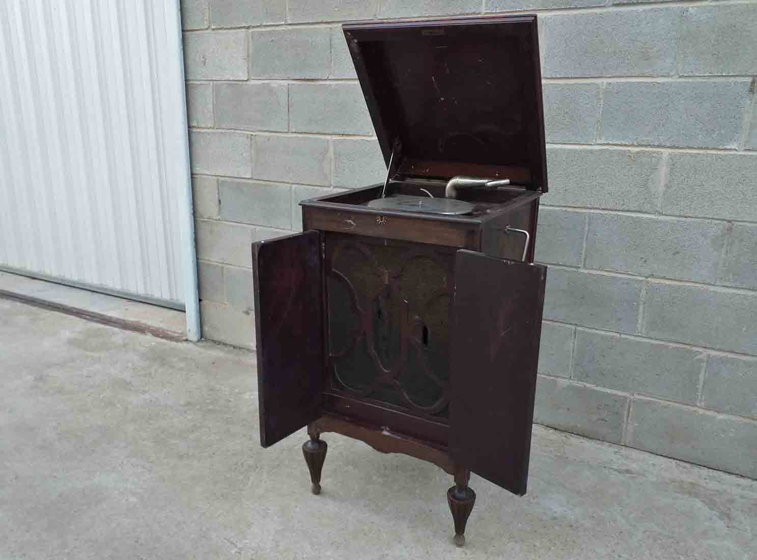 Mueble tocadiscos antiguo estilo art decó, para restaurar.