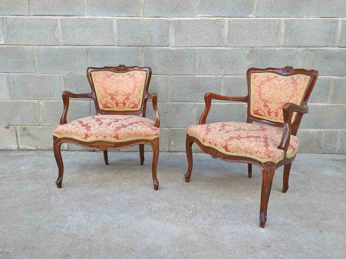 2 dos Pequeñas sillas descalzadoras antiguas estilo isabelino. Silla  descalzadora antigua vintage.