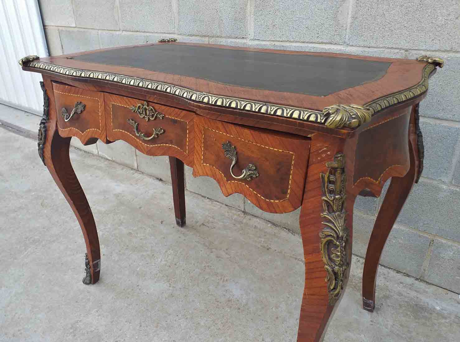 Escritorio antiguo estilo Luis XV 100 cm. Pequeña mesa escritorio antiguo  marquetería cuero verde.