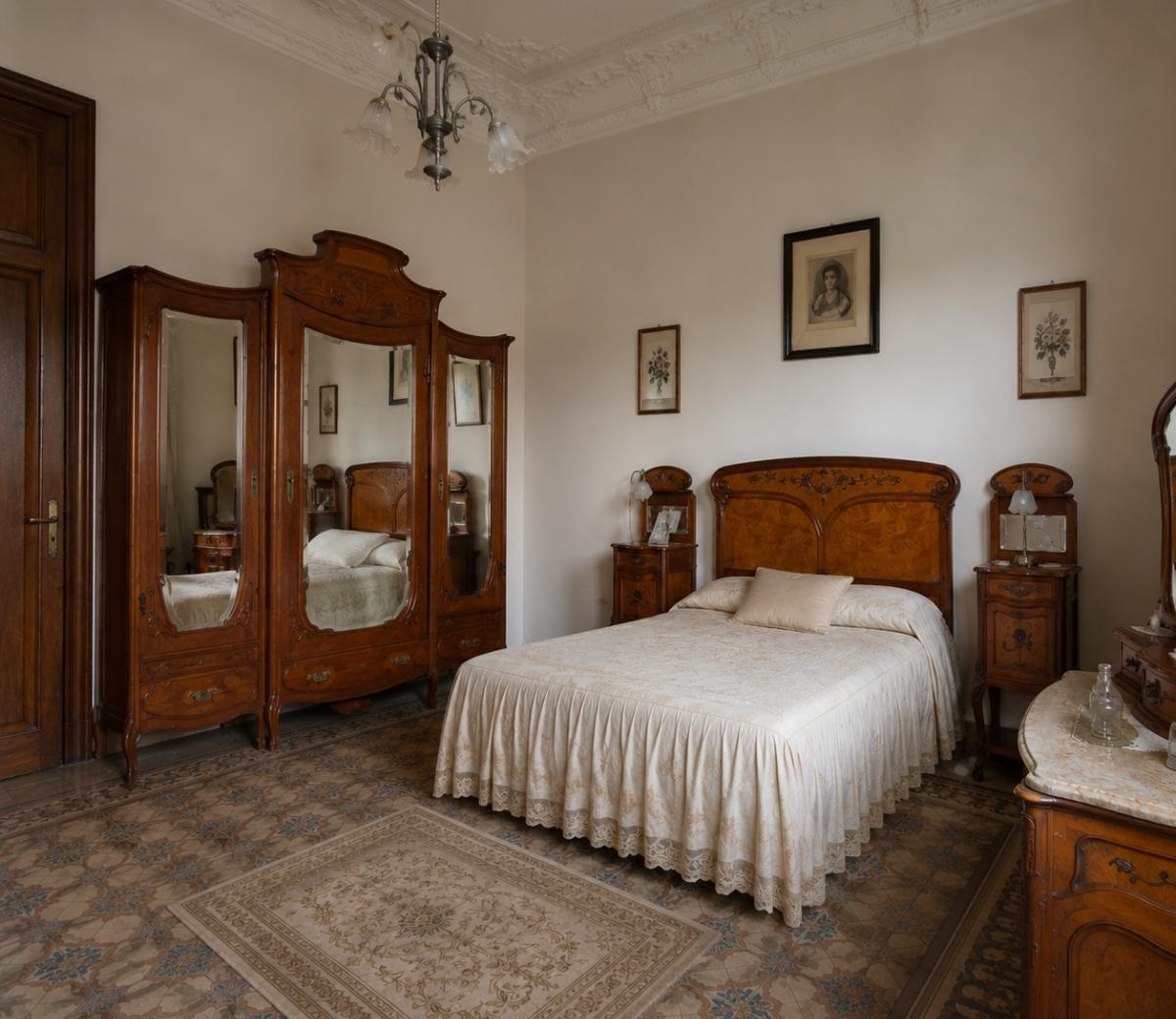 Dormitorio antiguo completo estilo Art Nouveau, estilo Modernista. Armario + Cabecero + mesillas + Cómoda. - Imagen 2