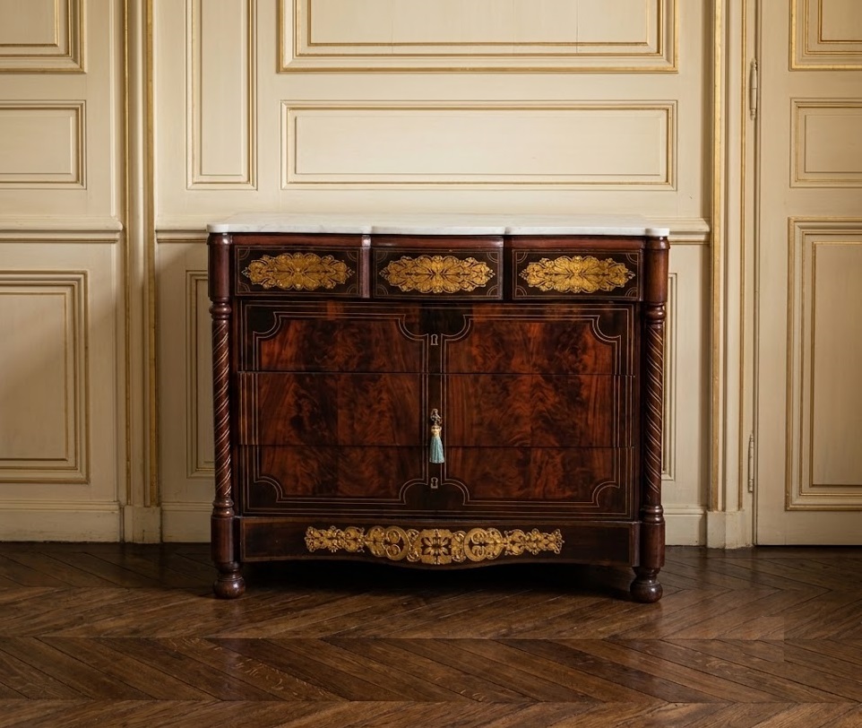 Cómoda antigua estilo Isabelino. Mueble Cómoda antigua estilo Fernandino. Cómoda Napoleón III.