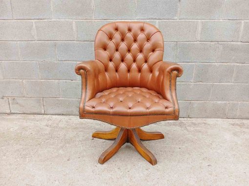 Sillón de despacho antiguo estilo Chester cuero capitoné. Butaca antigua estilo inglés Victoriano.