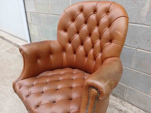 Sillón de despacho antiguo estilo Chester cuero capitoné. Butaca antigua estilo inglés Victoriano. - Imagen 2