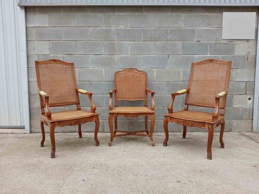 3 Tres Sillones antiguos rejilla estilo Luis XV. Butaca Silla antigua estilo Isabelino Luis XVI.