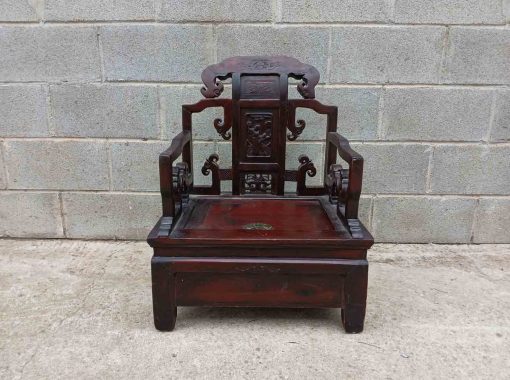 Pequeña Silla antigua estilo Chino. Mueble Silla antigua baja China con compartimento. - Imagen 2