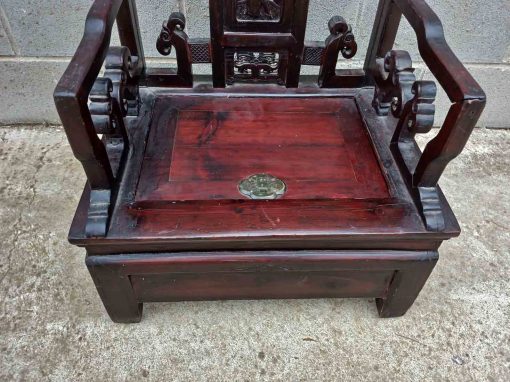 Pequeña Silla antigua estilo Chino. Mueble Silla antigua baja China con compartimento. - Imagen 4
