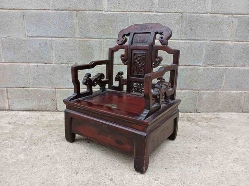 Pequeña Silla antigua estilo Chino. Mueble Silla antigua baja China con compartimento.
