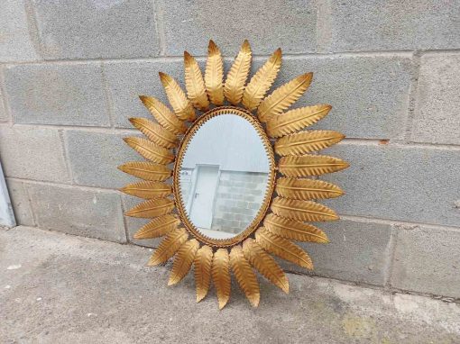 Espejo Sol antiguo hierro dorado 1960 (68 cm). Espejo de hierro dorado estilo Sol antiguo vintage.