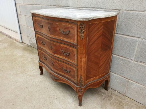 Cómoda antigua estilo Luis XV. Mueble Pequeña Cómoda antigua marquetería bronce estilo Isabelino.