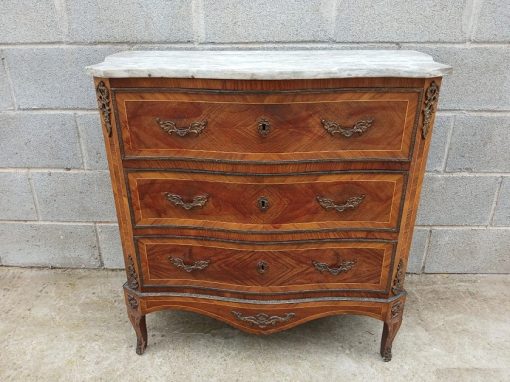 Cómoda antigua estilo Luis XV. Mueble Pequeña Cómoda antigua marquetería bronce estilo Isabelino. - Imagen 3
