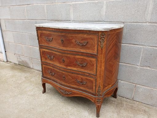 Cómoda antigua estilo Luis XV. Mueble Pequeña Cómoda antigua marquetería bronce estilo Isabelino. - Imagen 2