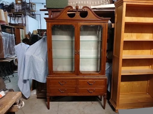 Vitrina antigua estilo inglés Victoriano. Mueble de salón Librero antiguo vintage. Vitrina expositora.