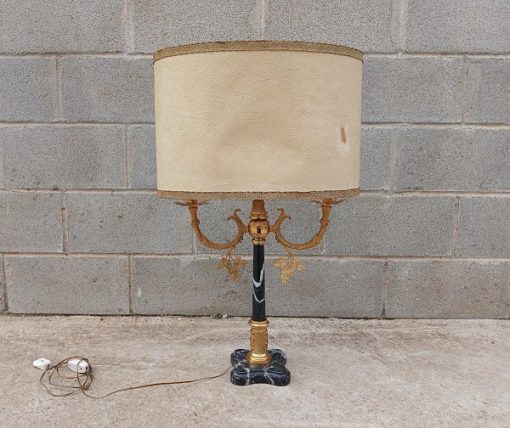 Lámpara de sobremesa antigua estilo Luis XV. Lámpara Candelabro antigua mármol y bronce.