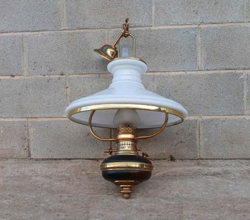 Quinqué antiguo tulipa blanca. Lámpara de techo antigua.