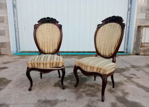 2 Dos sillas antiguas estilo Isabelino (Caoba). Silla Descalzadora antigua isabelina. Pareja sillas.