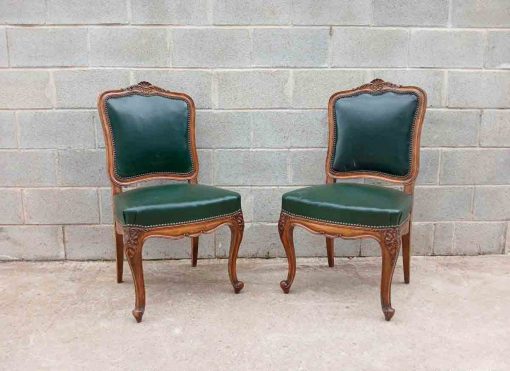 2 Dos Sillas antiguas estilo Luis XV despacho cuero verde. Silla antigua de despacho.