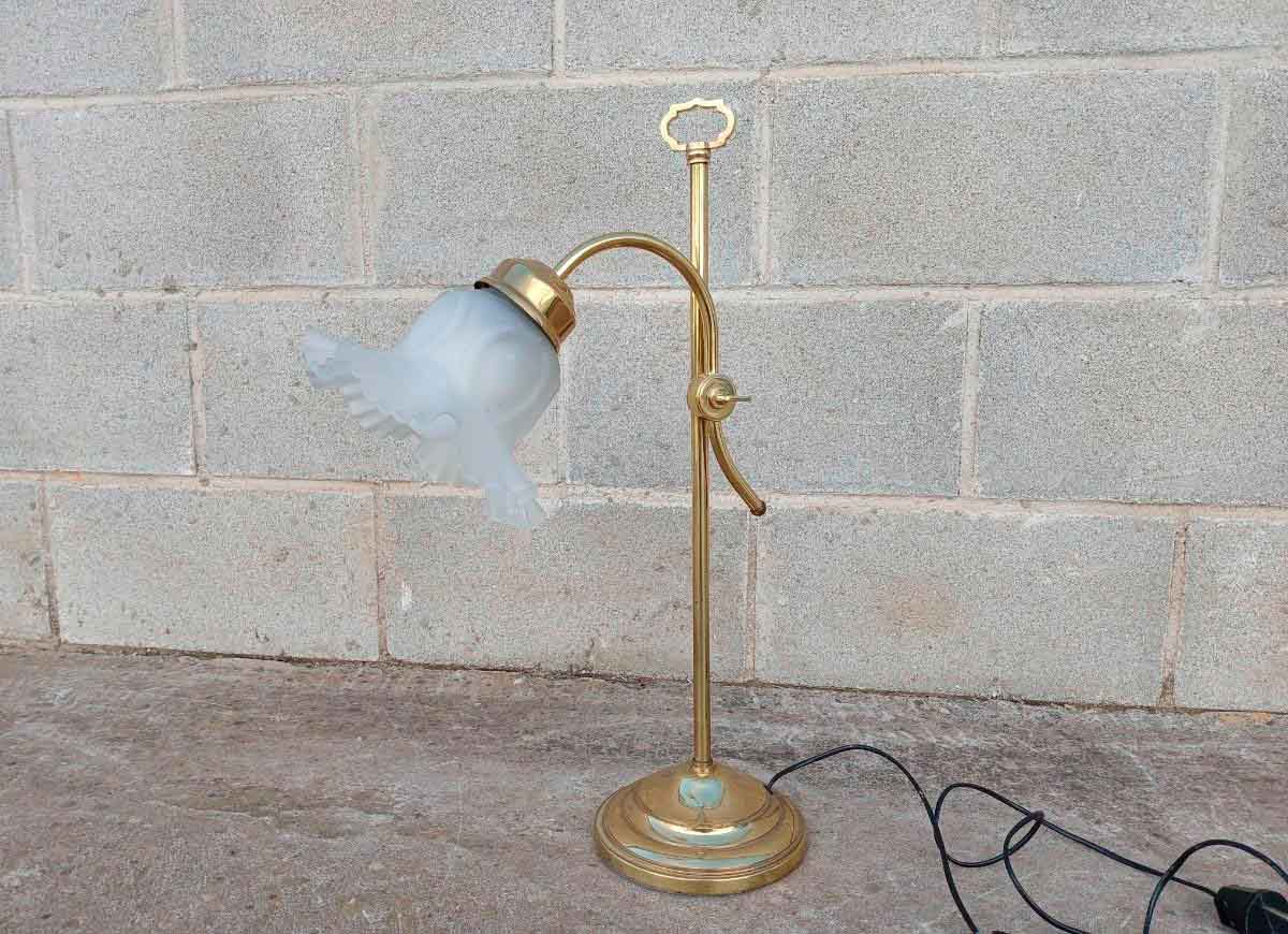 Lámpara antigua estilo inglés. Lámpara mesa sobremesa bronce antigua despacho.