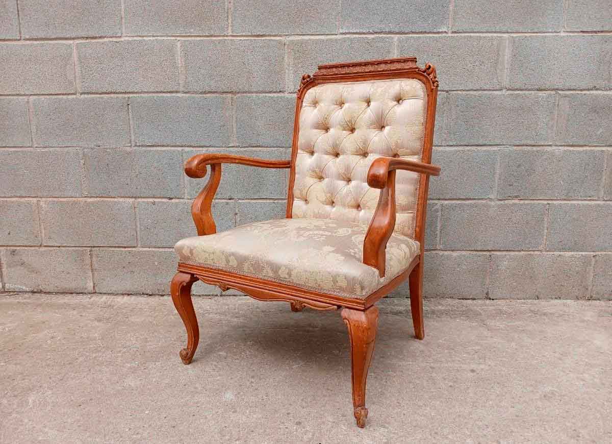 Sillón antiguo estilo Luis XV. Silla Descalzadora antigua estilo isabelino seda capitoné.