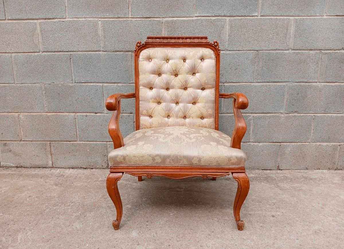 Sillón antiguo estilo Luis XV. Silla Descalzadora antigua estilo isabelino seda capitoné. - Imagen 2