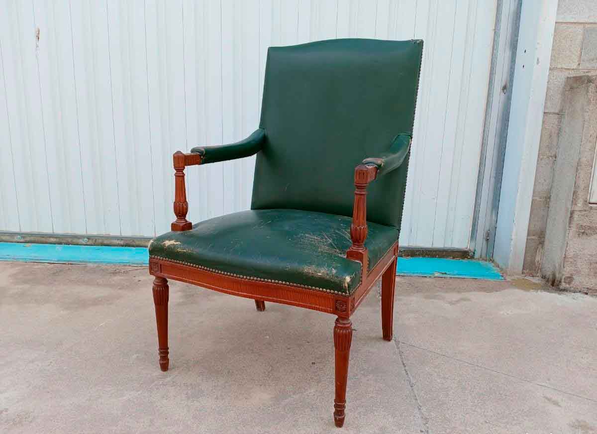 Sillón antiguo estilo inglés Victoriano. Sillón de despacho antiguo cuero verde.