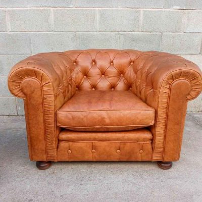 Sillón antiguo estilo Chéster cuero capitoné. Butaca antigua despacho inglés Chesterfield.