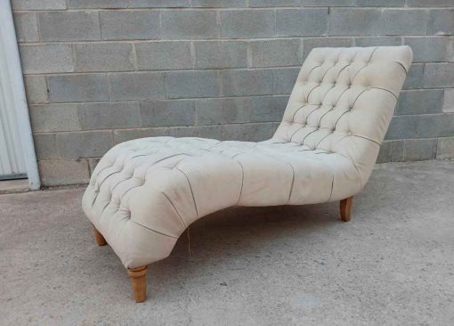 Diván antiguo tapizado capitoné. Mueble Sofá Diván antiguo vintage estilo Chéster inglés.